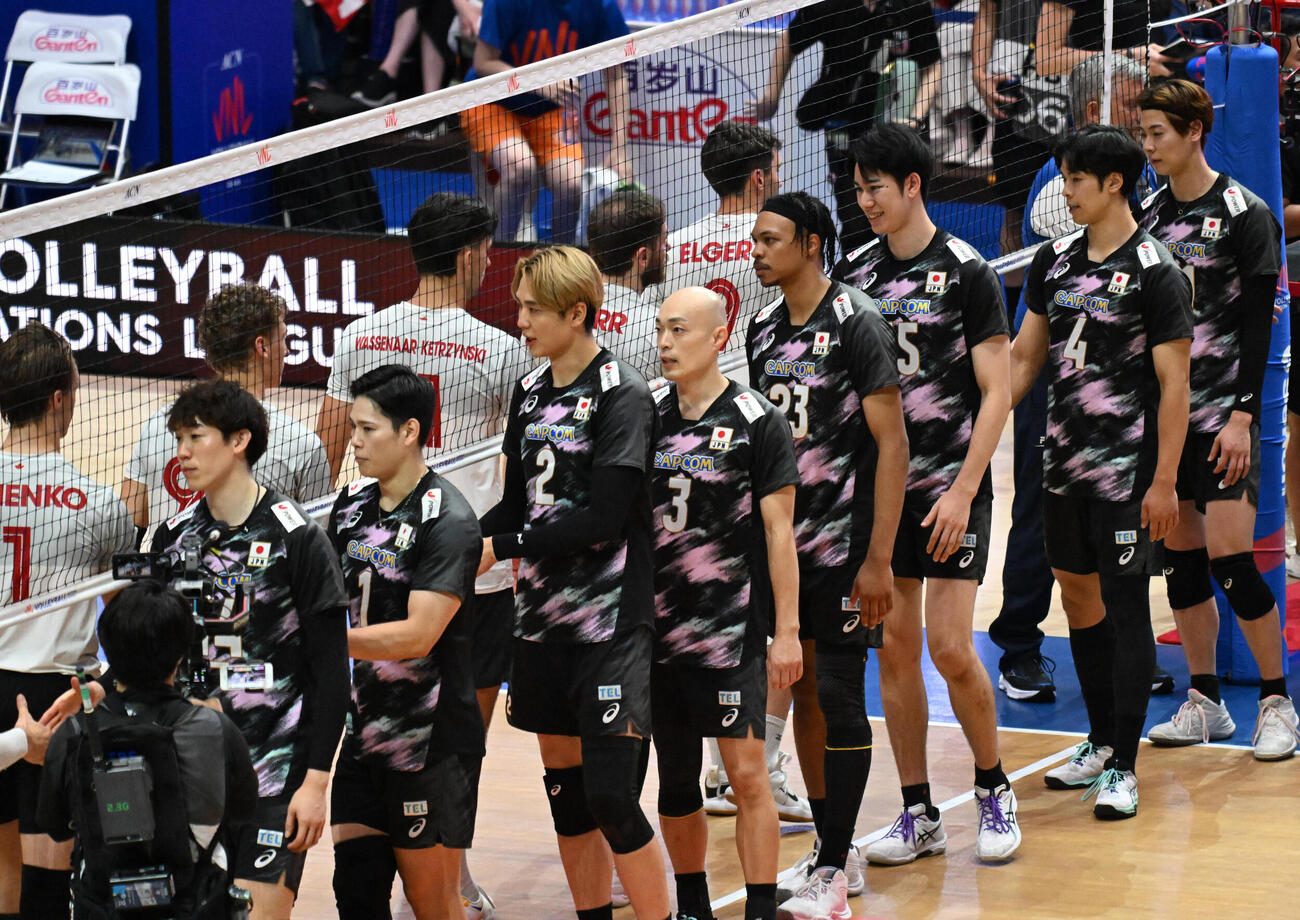 日本対カナダ　試合終了後、カナダ代表の選手らと握手をする日本代表選手ら（手前）（撮影・石井愛子）