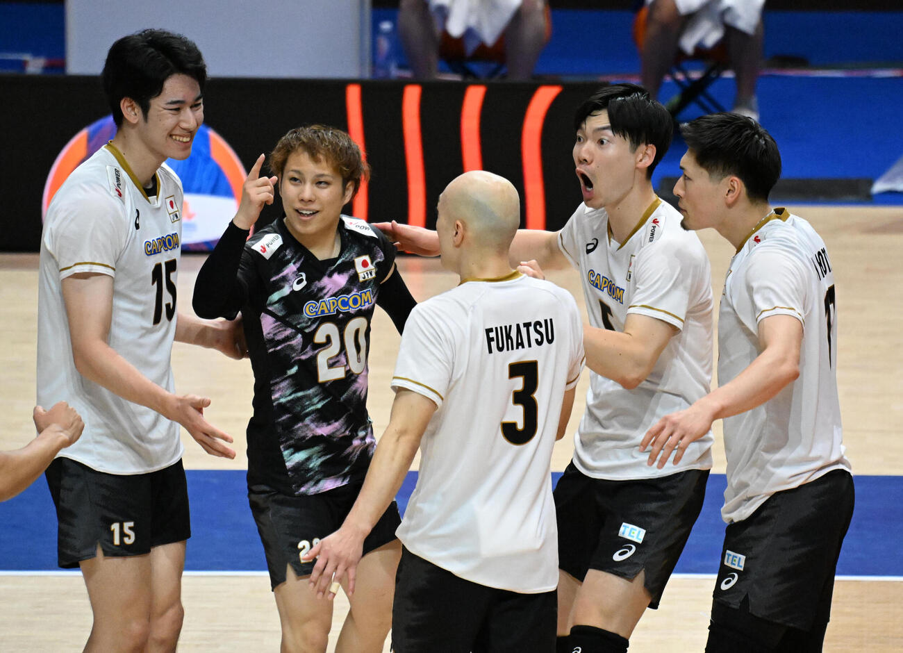 日本対ベルギー　第2セット　ポイントをとり喜ぶ日本代表の選手ら（撮影・石井愛子）
