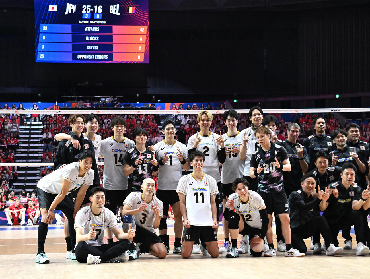 日本対ベルギー　ベルギーに勝利し記念撮影をする日本代表選手ら（撮影・石井愛子）