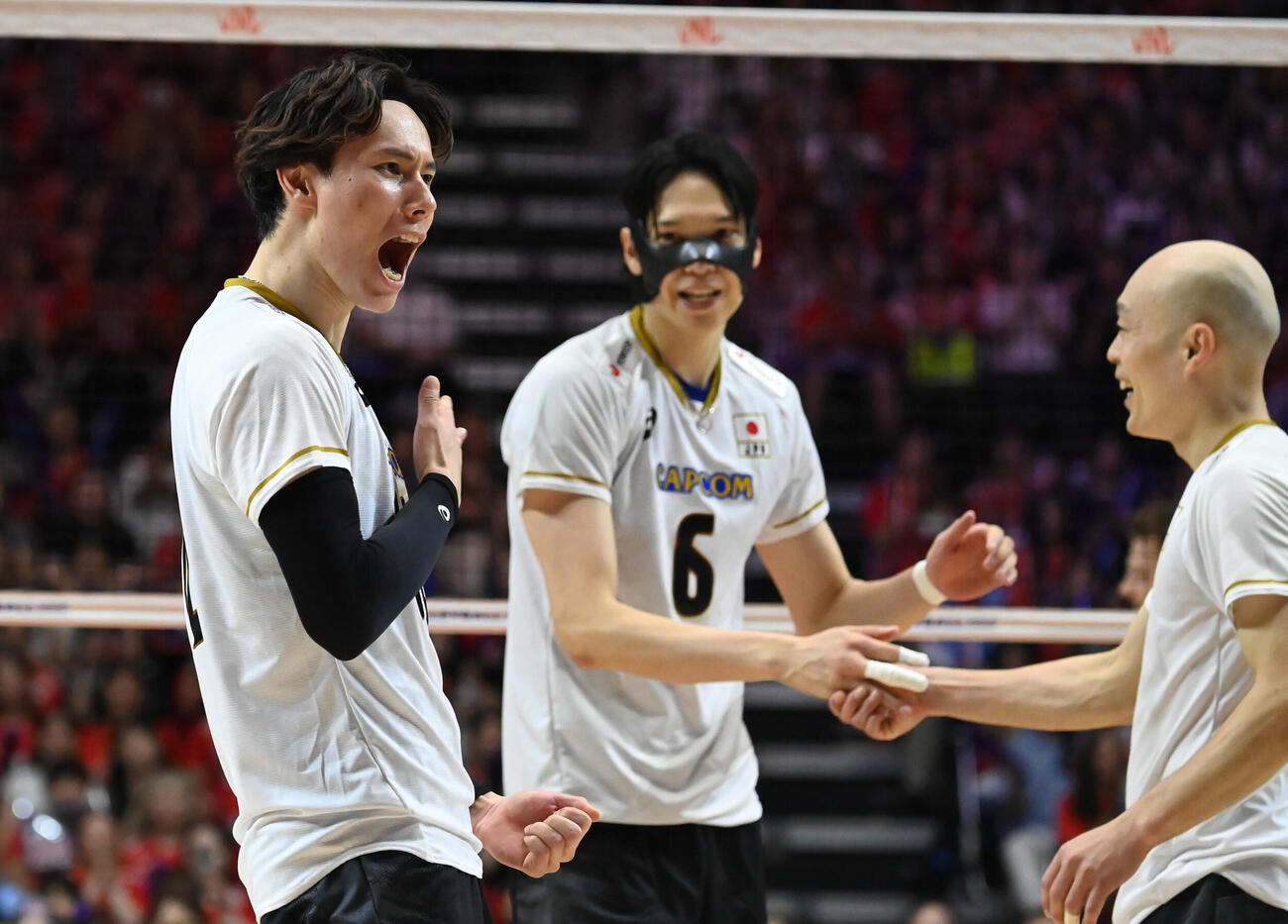 日本対ベルギー　第3セット　ポイントをとり喜ぶ高橋藍（左）（撮影・石井愛子）