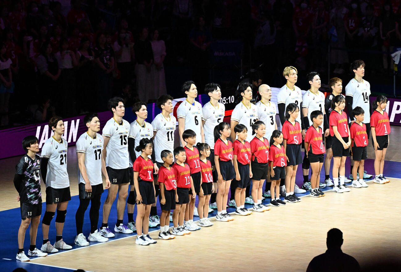 日本対ベルギー　試合前、君が代を聞く日本代表選手ら（撮影・石井愛子）