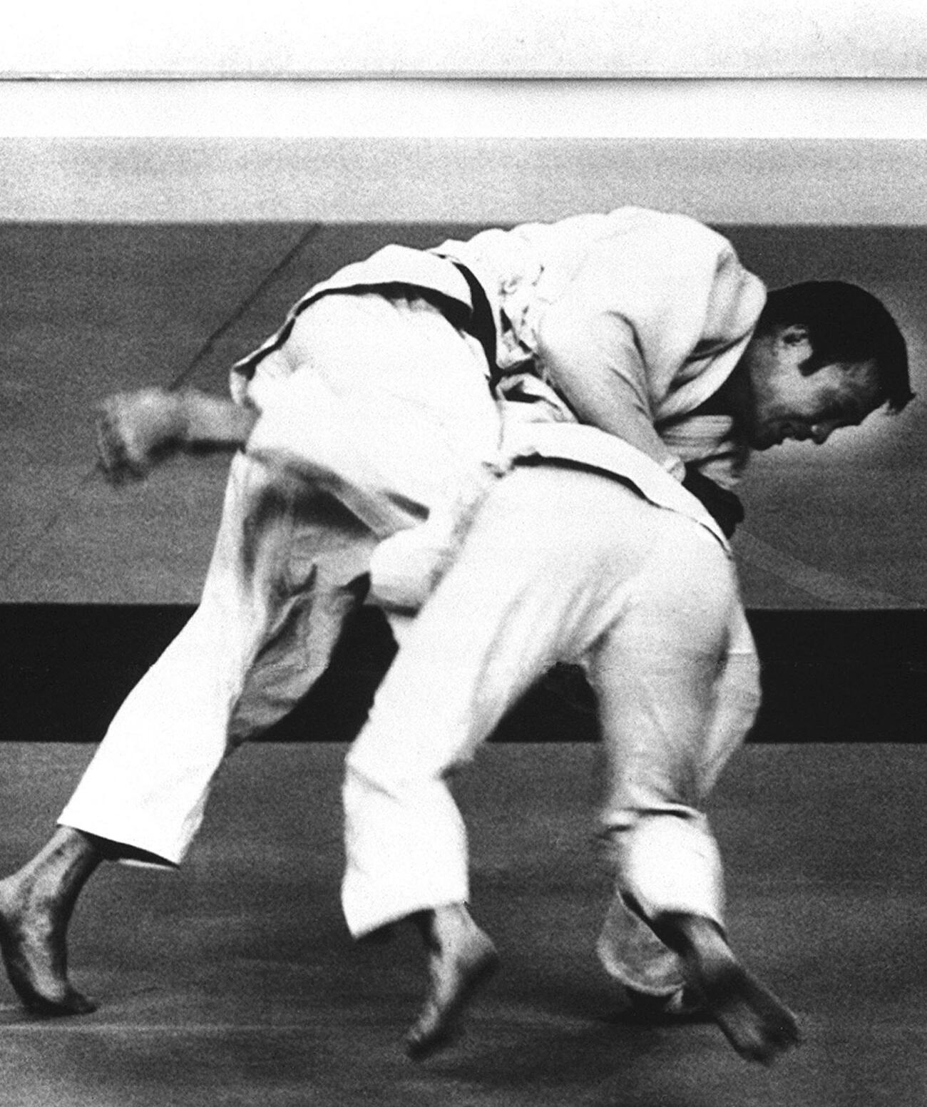 モントリオール五輪柔道中量級の決勝で攻める園田勇さん（上）＝1976年7月（共同）