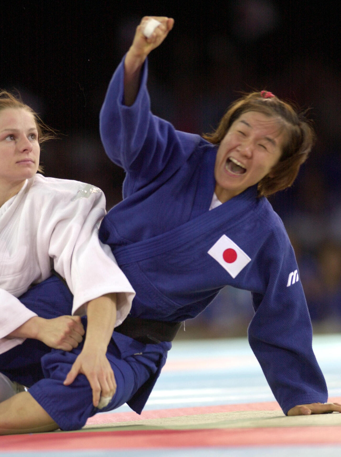 00年シドニー五輪　柔道女子48キロ級決勝で田村亮子（右）はブロレトクを内股で破りガッツポーズを見せる