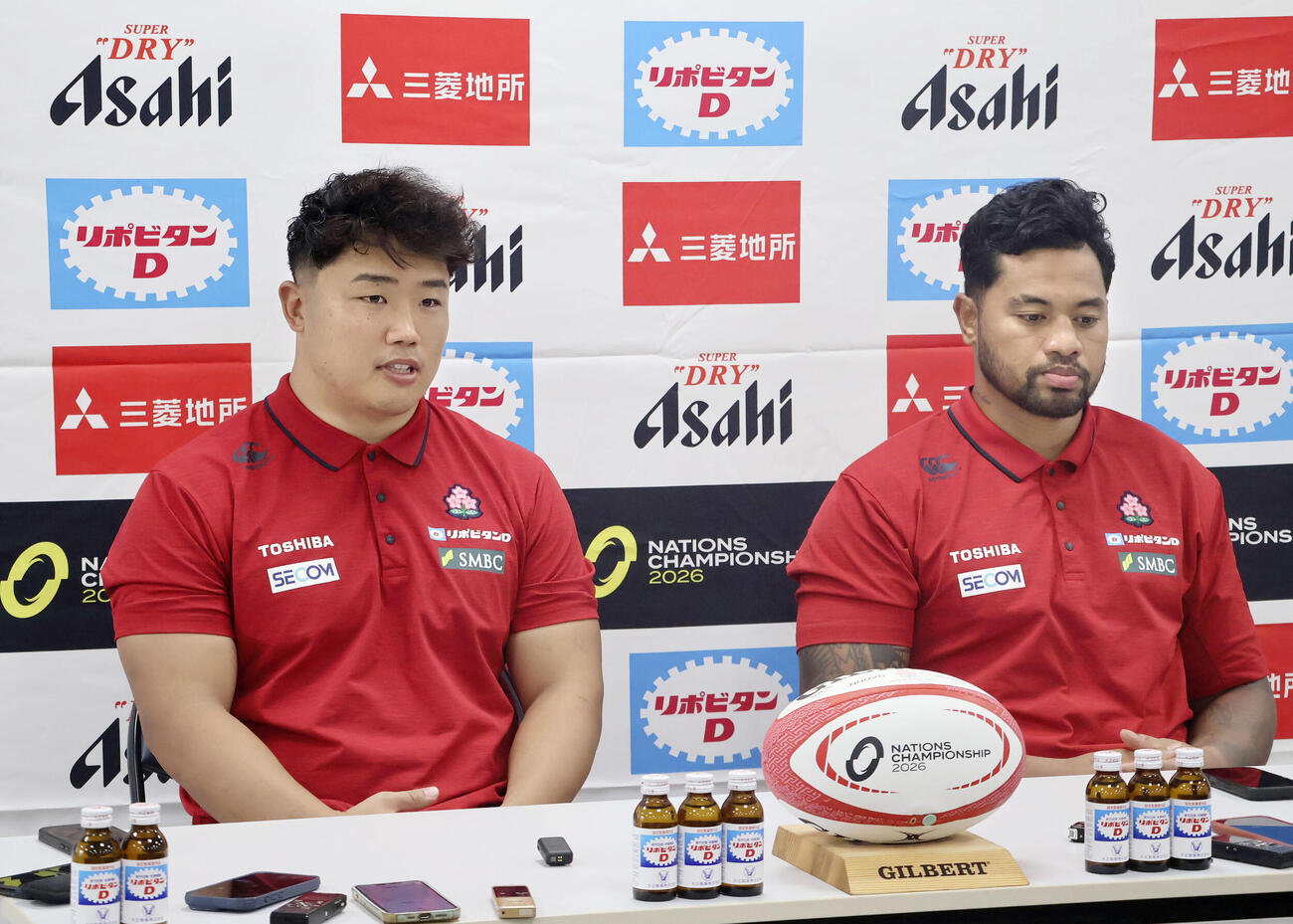 記者会見するラグビー日本代表の江良（左）とトゥア（共同）