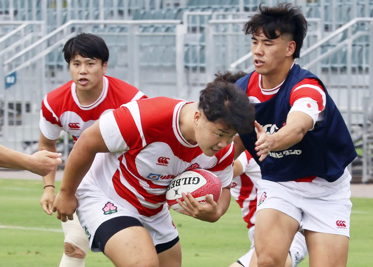 フランス戦に向けて練習するラグビー日本代表の江良（手前）ら（共同）