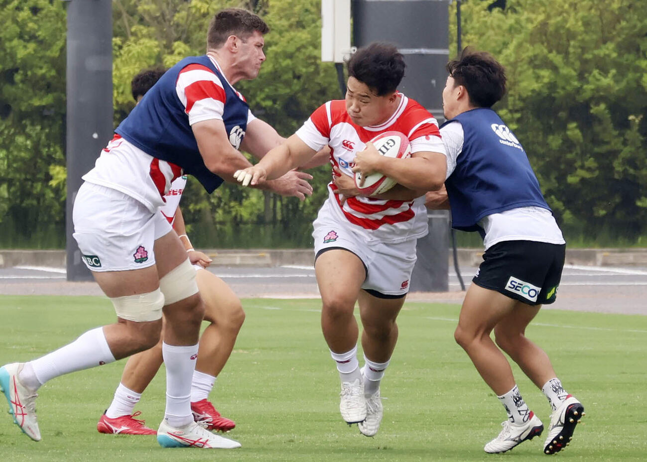 フランス戦に向けて練習するラグビー日本代表の江良（中央）ら（共同）