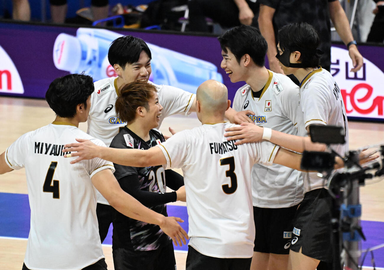 日本対ベルギー　第1セット　ポイントえおとり喜ぶ日本代表選手ら（撮影・石井愛子）