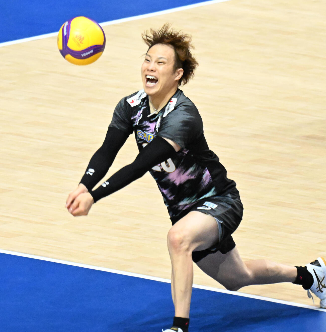 日本対ベルギー　第1セット　レシーブをする山本智大（撮影・石井愛子）