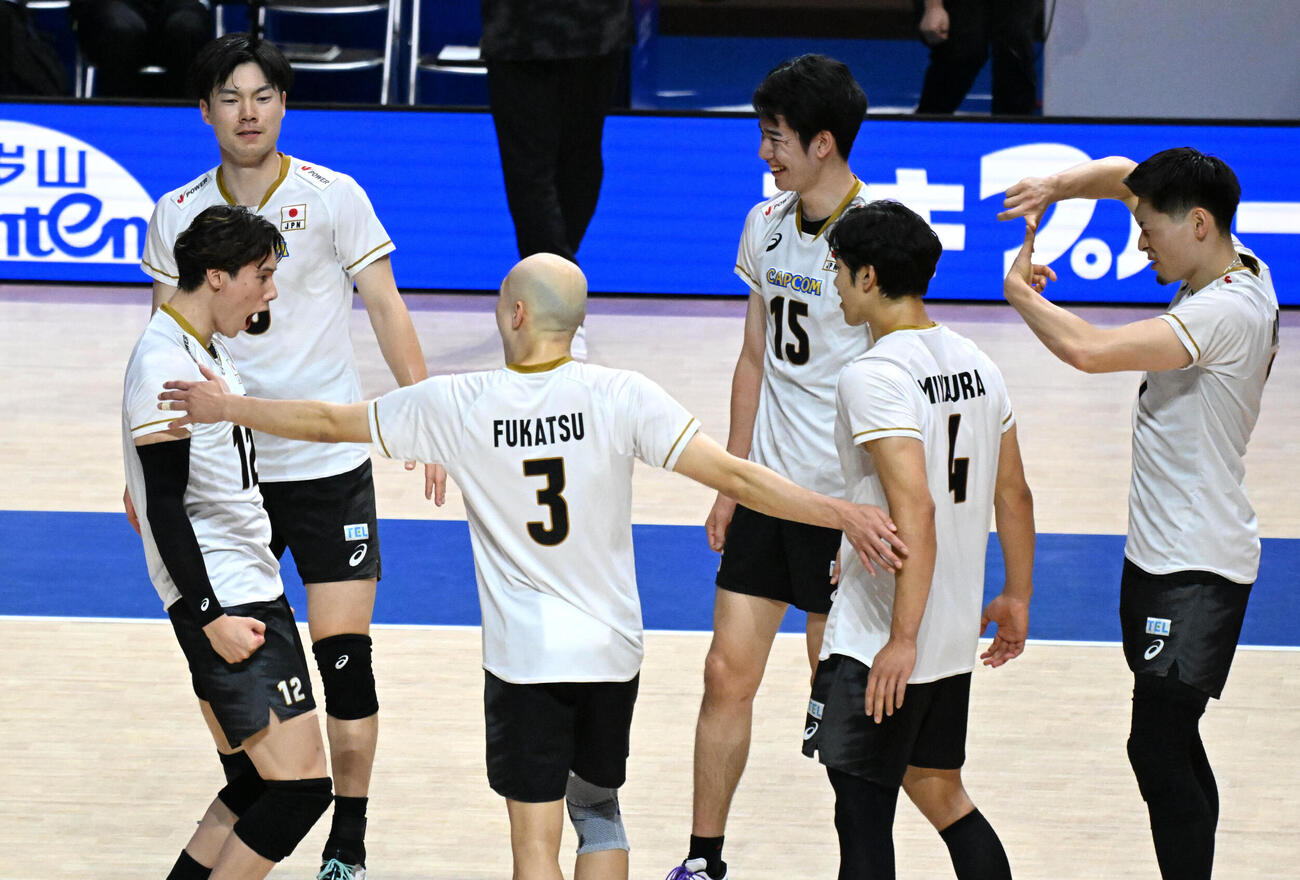 日本対ベルギー　第1セット　高橋藍（左手前）がサーブを決め第1セットをとる日本代表選手ら（撮影・石井愛子）