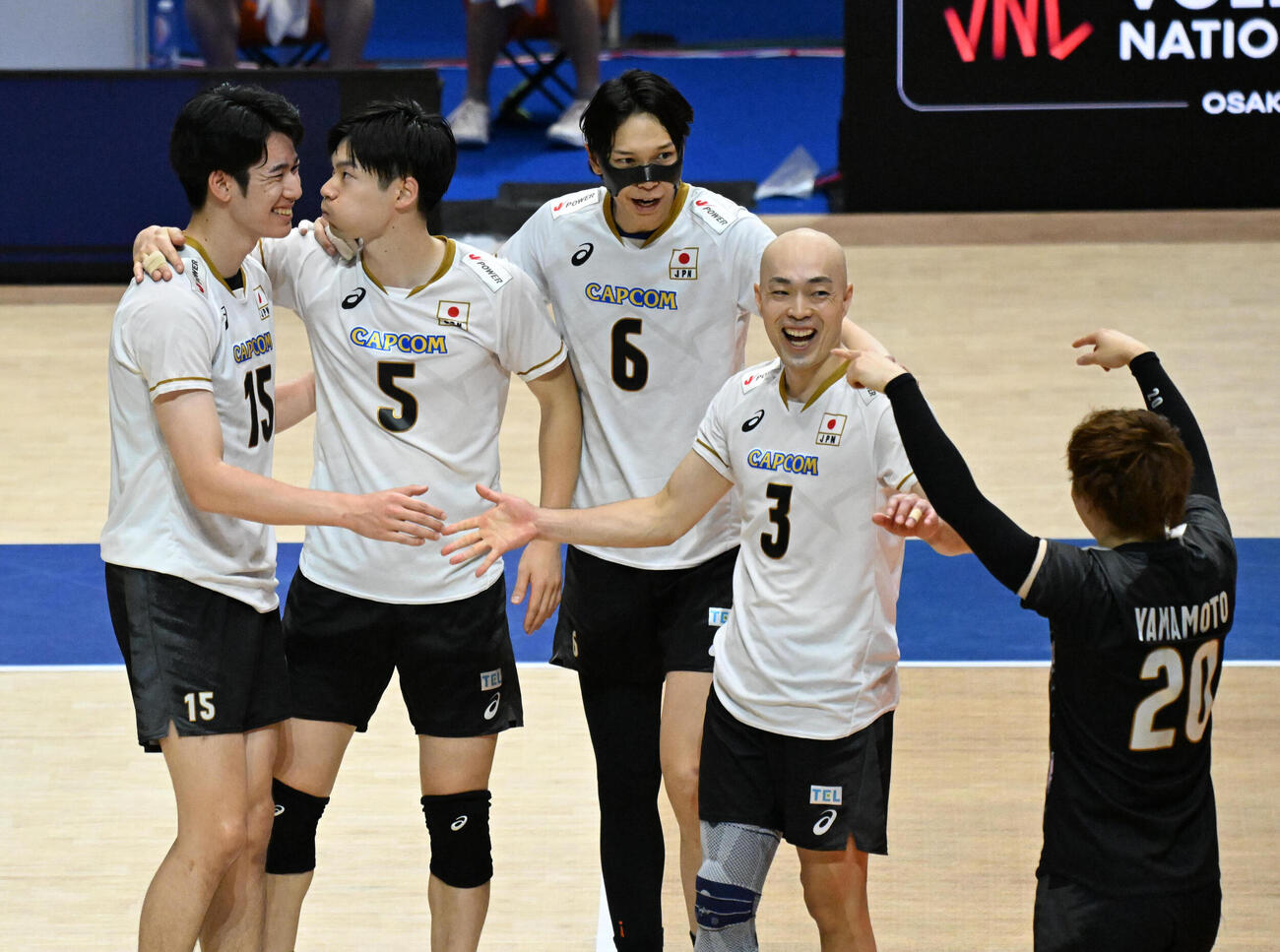 日本対ベルギー　第2セット　ポイントをとり喜ぶ日本代表の選手ら（撮影・石井愛子）