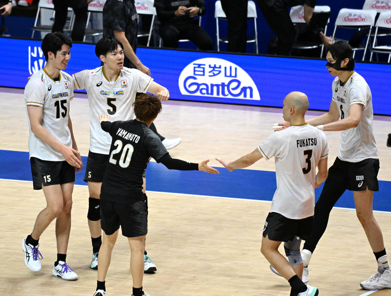 日本対ベルギー　第2セットをとり喜ぶ日本代表の選手ら（撮影・石井愛子）