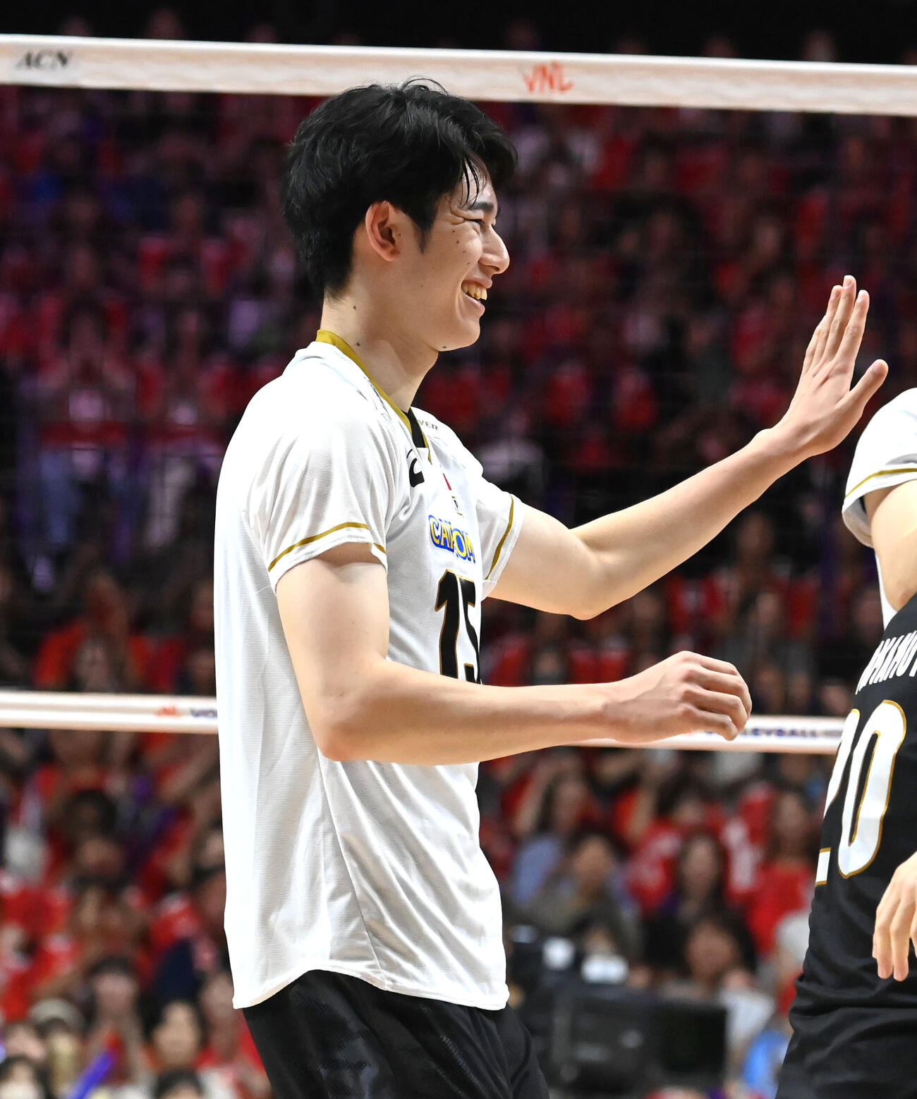 日本対ベルギー　第3セット　スパイクを決め笑顔を見せる甲斐優斗（撮影・石井愛子）