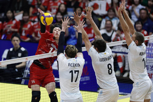 日本対アルゼンチン 第2セット、スパイクを決める石川祐希(左)(撮影・前田充)