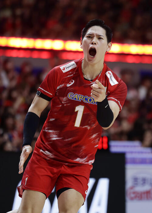 日本対アルゼンチン 第2セット、スパイクを決め雄たけびを上げる西田有志(撮影・前田充)