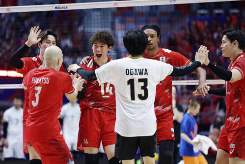 日本対アルゼンチン 第2セット、得点を奪い喜び合う日本の選手たち(撮影・前田充)