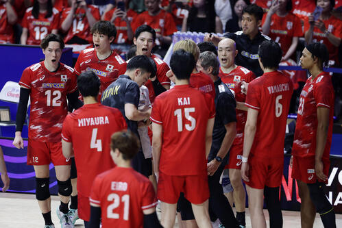 日本対アルゼンチン 第3セットに臨む日本の選手たち(撮影・前田充)