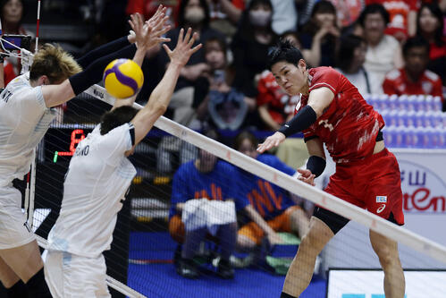 日本対アルゼンチン 第3セット、スパイクを決める西田有志(撮影・前田充)