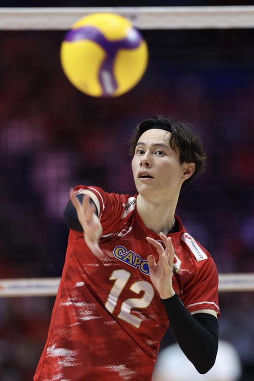 日本対アルゼンチン ウォーミングアップを行う高橋藍(撮影・前田充)