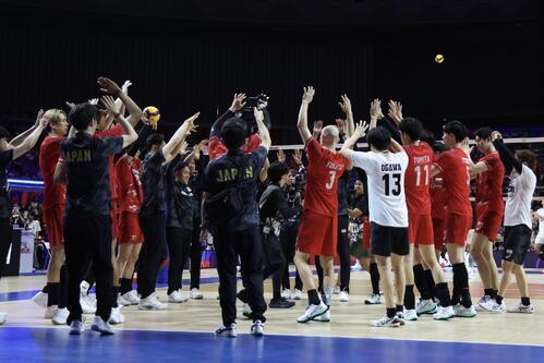 日本対アルゼンチン 円陣を組みウォーミングアップを開始する日本の選手たち(撮影・前田充)