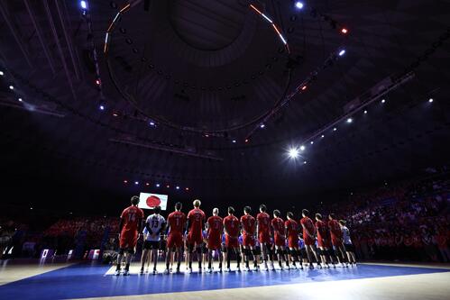 日本対アルゼンチン 試合前、君が代を聞く日本の選手たち(撮影・前田充)