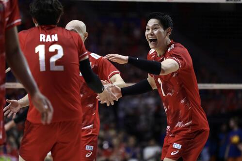 日本対アルゼンチン 第1セット、スパイクを決め笑顔を見せる西田有志(右)(撮影・前田充)
