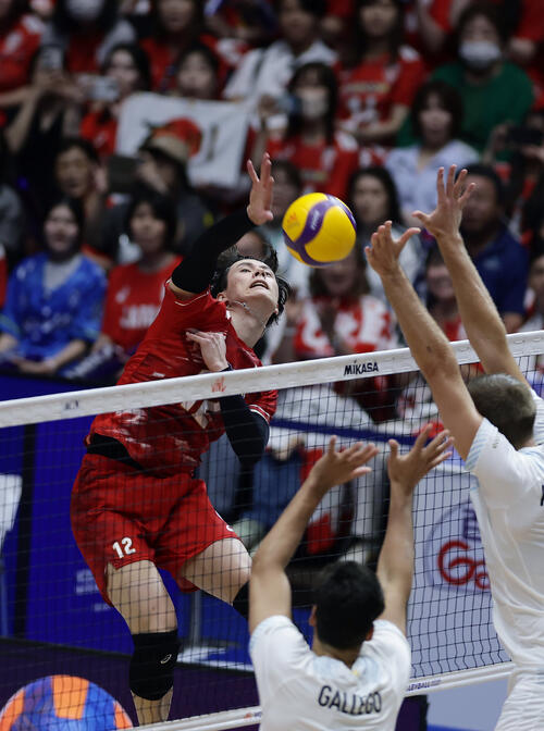 日本対アルゼンチン 第2セット、スパイクを決める高橋藍(左)(撮影・前田充)