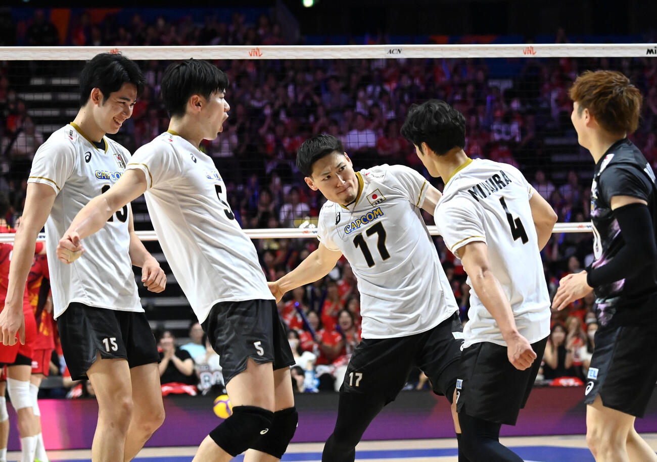 日本対ベルギー　第3セット　ポイントをとり喜ぶ日本代表の選手ら（撮影・石井愛子）