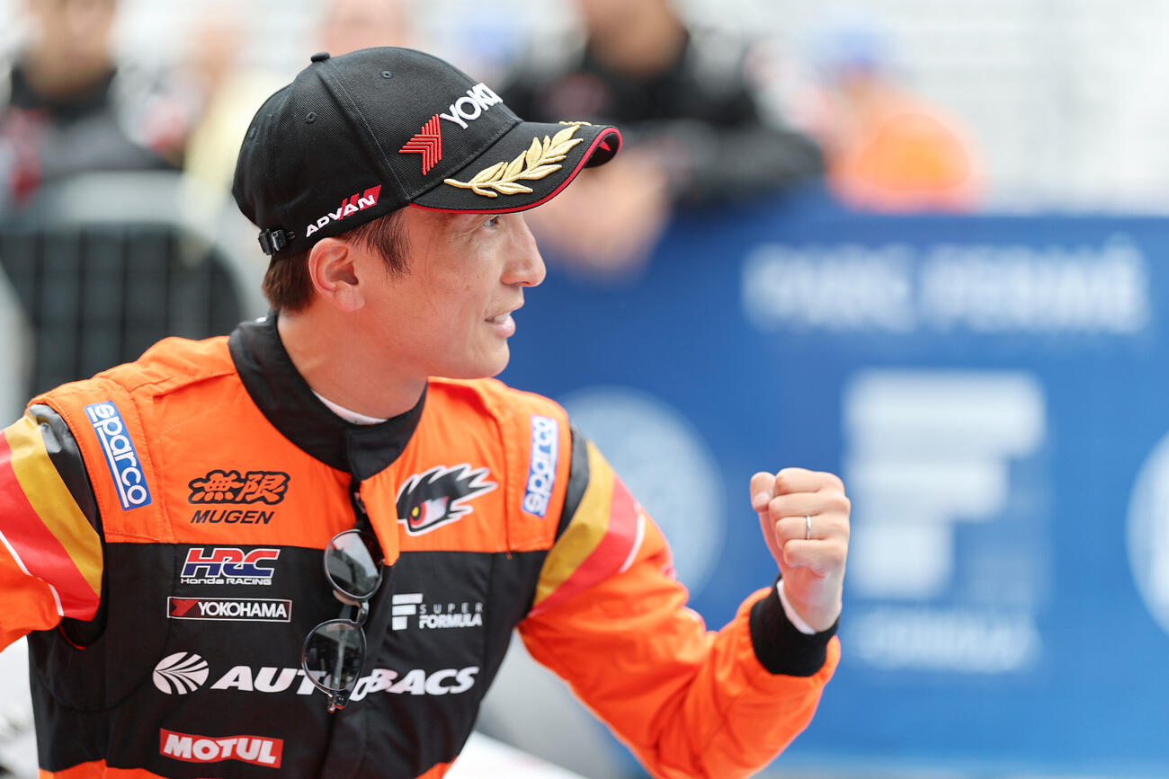 公式予選でポールを獲得した野尻智紀はガッツポーズ（JRP提供）