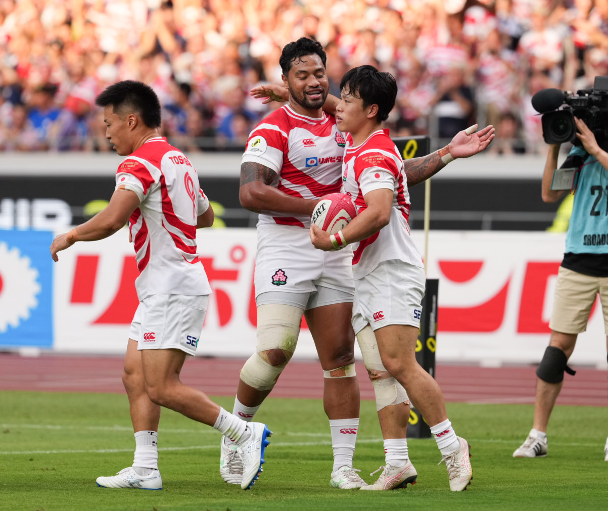 日本対フランス　前半、石田吉平（右）はゴール左に逆転トライを奪いフィフティーンの祝福を受ける（撮影・小沢裕）