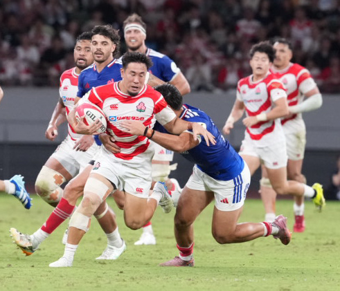 日本対フランス　後半、突進を阻まれる松永拓朗（撮影・小沢裕）