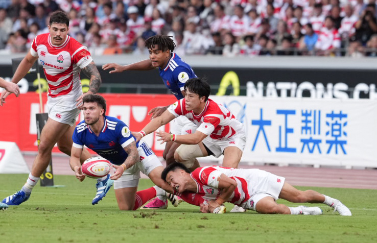 日本対フランス　前半、マチュー・ジャリベール（左）の突進を阻むSH齋藤直人（撮影・小沢裕）