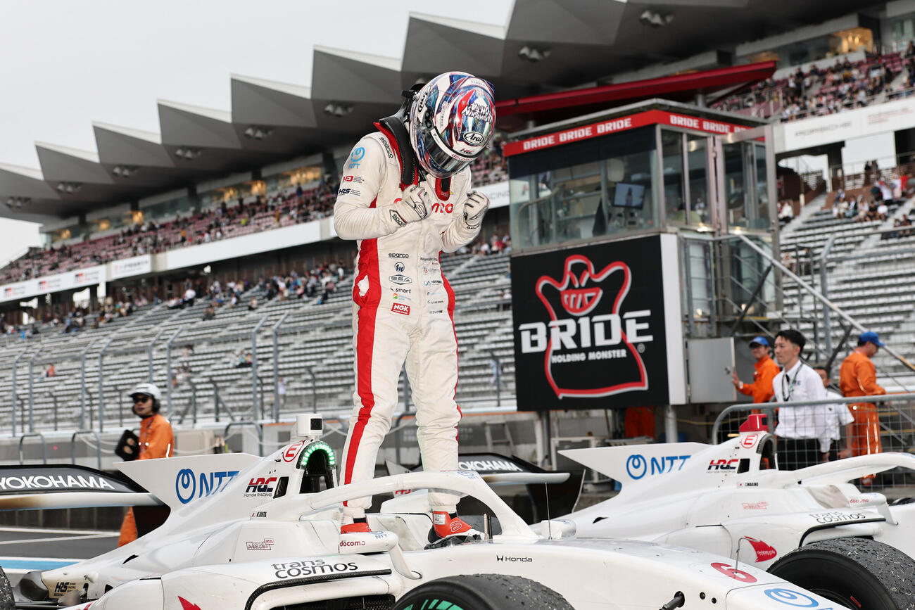 優勝した太田格之進がマシンの上でガッツポーズ（JRP提供）