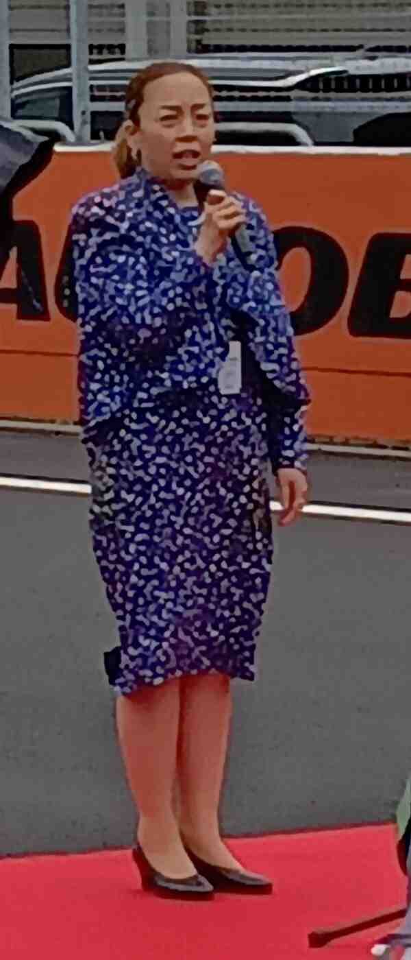 あいさつをする瑶子さま