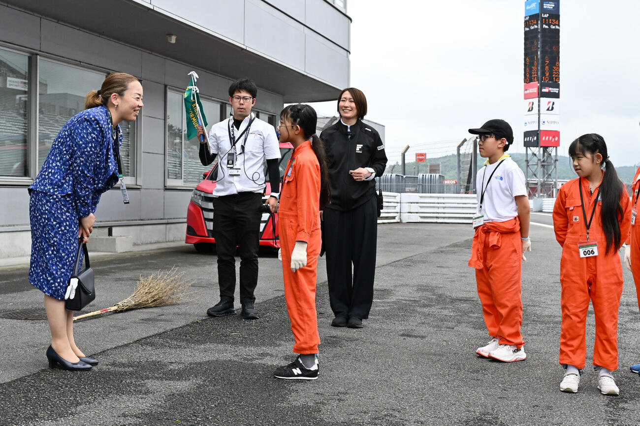 コースオフィシャルキッズと交流する瑶子さま（JRP提供）