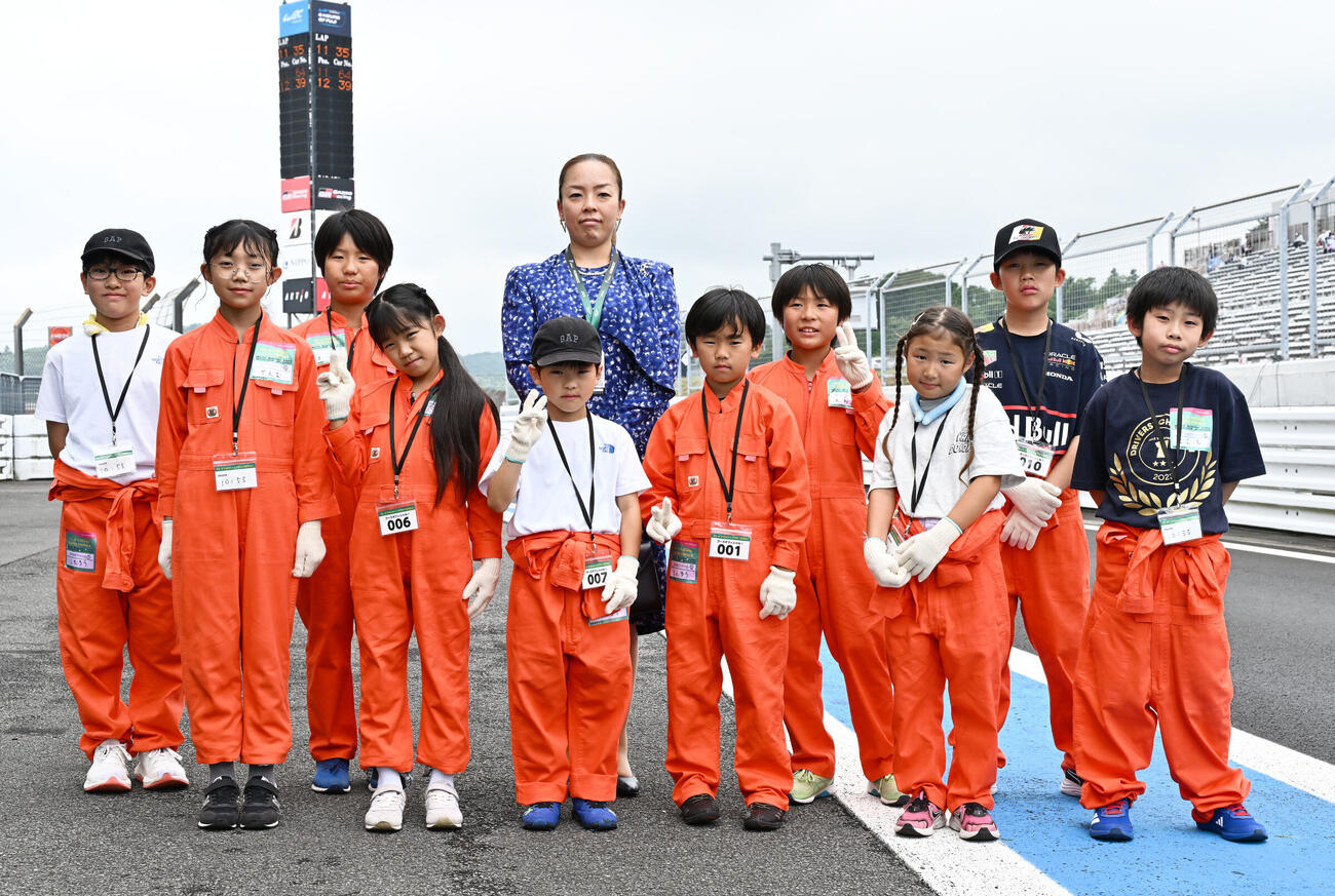 コースオフィシャルキッズと瑶子さま（JRP提供）