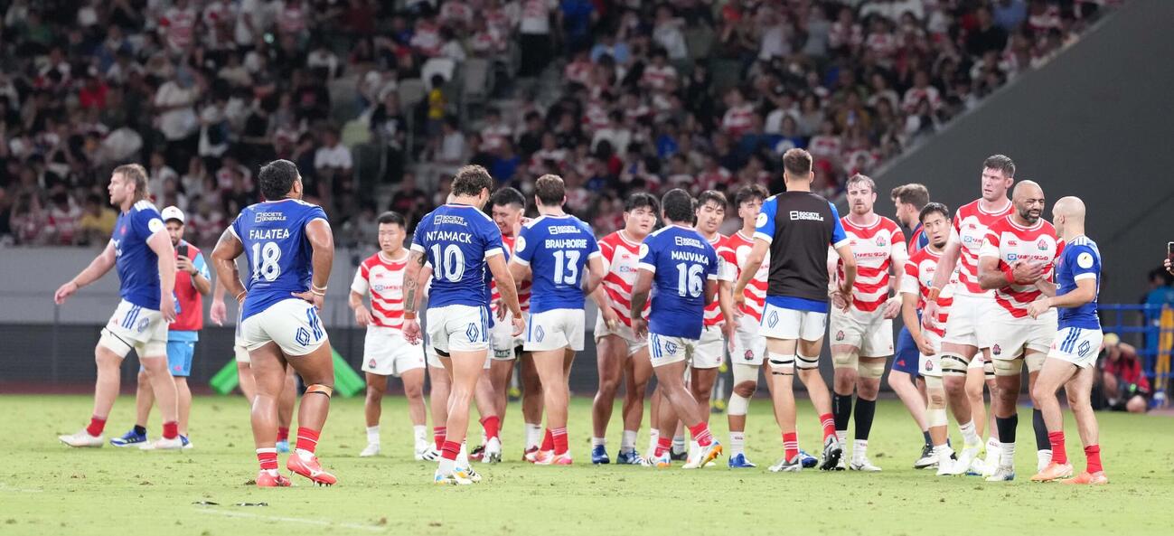 日本対フランス　ノーサイドとなり互いの健闘を称え合う日本のフランスの選手たち（撮影・小沢裕）