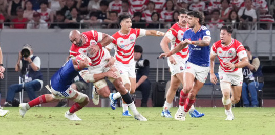 日本対フランス　後半、タックルを受けながら突進するリーチ・マイケル（撮影・小沢裕）