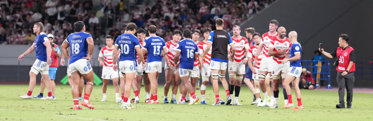 日本対フランス　後半、ノーサイドとなり互いのう健闘を称え合う日本とフランスの選手たち（撮影・小沢裕）