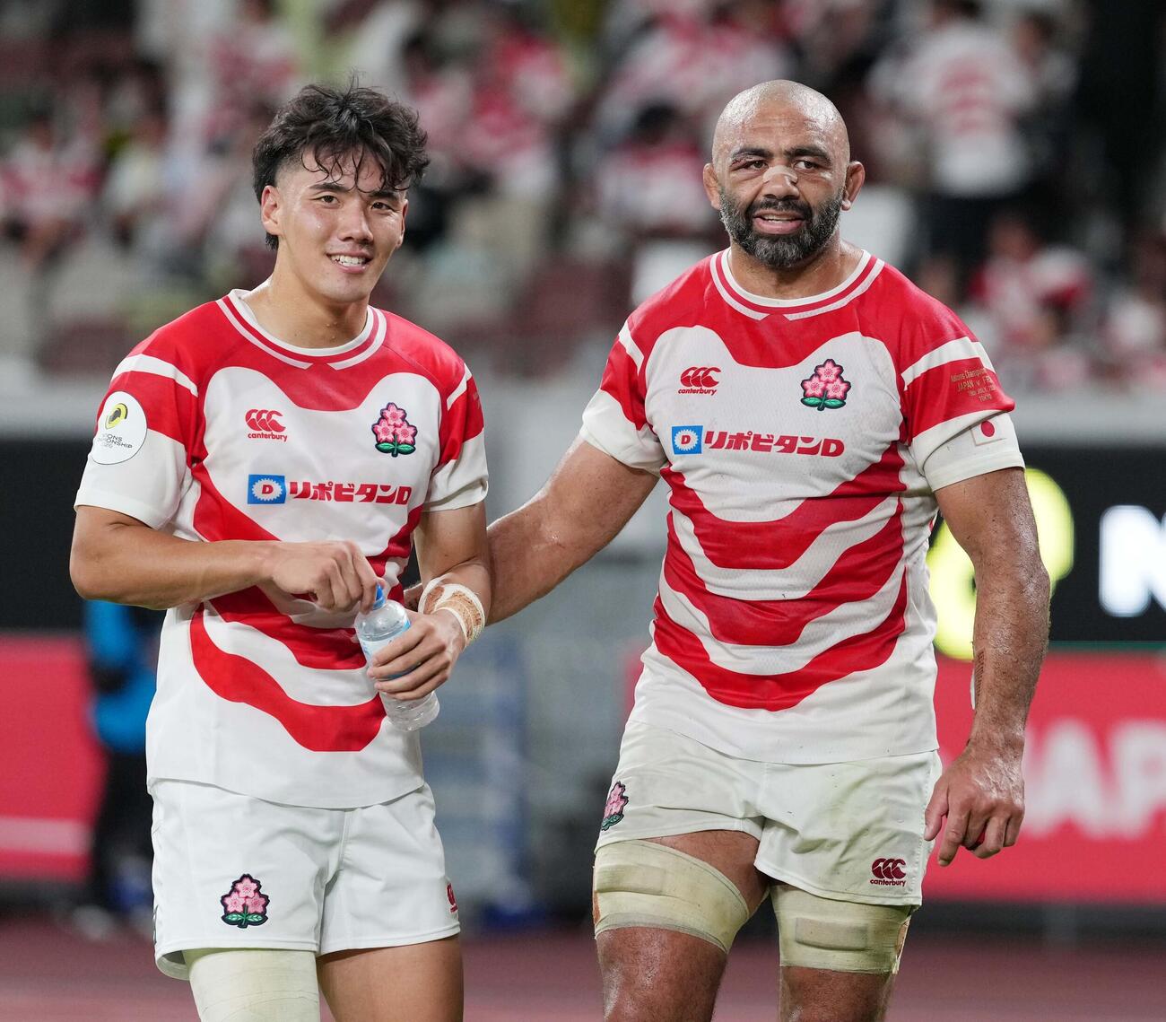 日本対フランス　試合後場内一周する上ノ坊駿介（左）とリーチ・マイケル（撮影・小沢裕）
