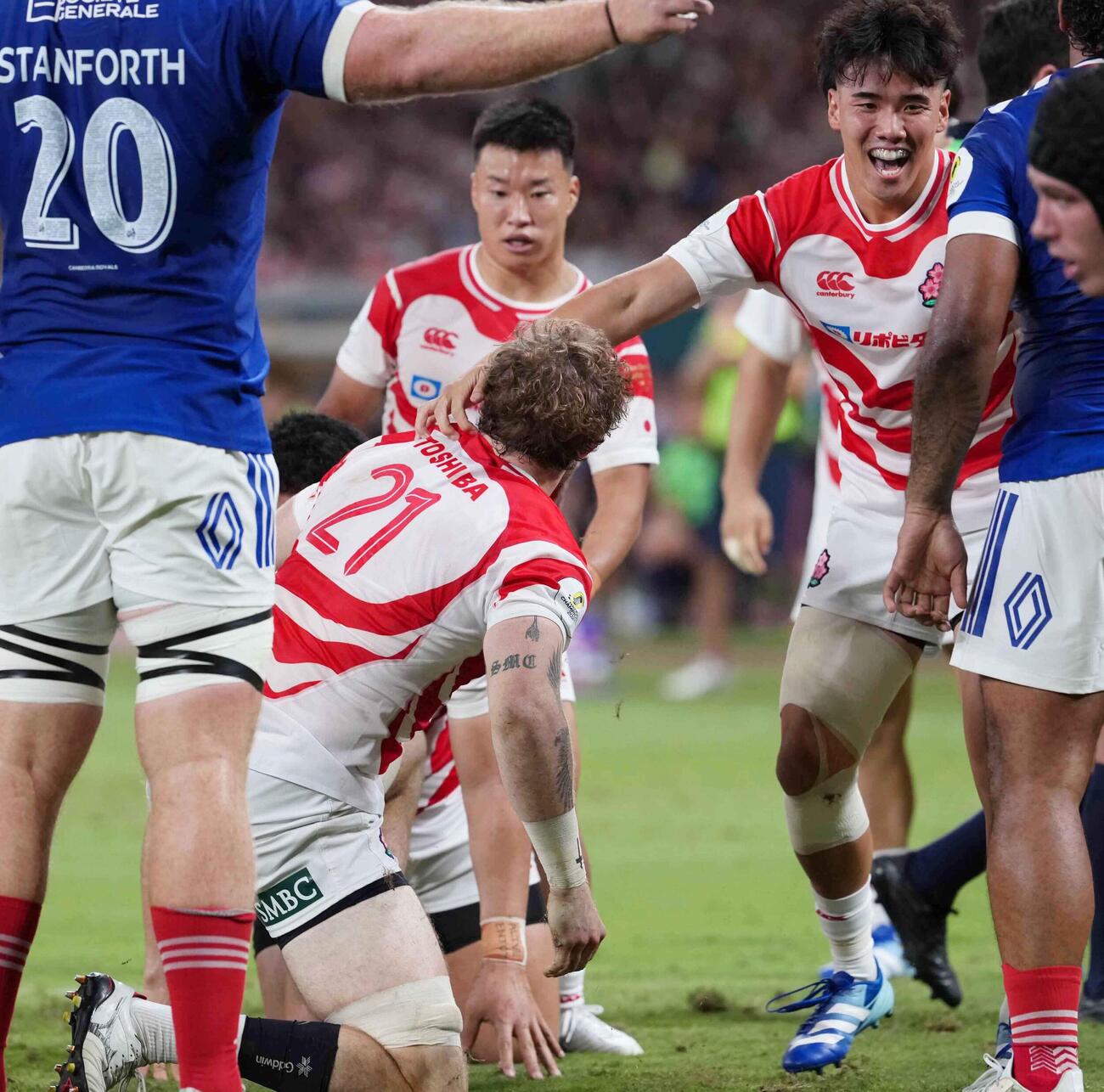 日本対フランス　後半、途中出場した上ノ坊駿介（右）はトライを決めたティエナン・コストリーを祝福するもTMO判定でノートライとなった（撮影・小沢裕）