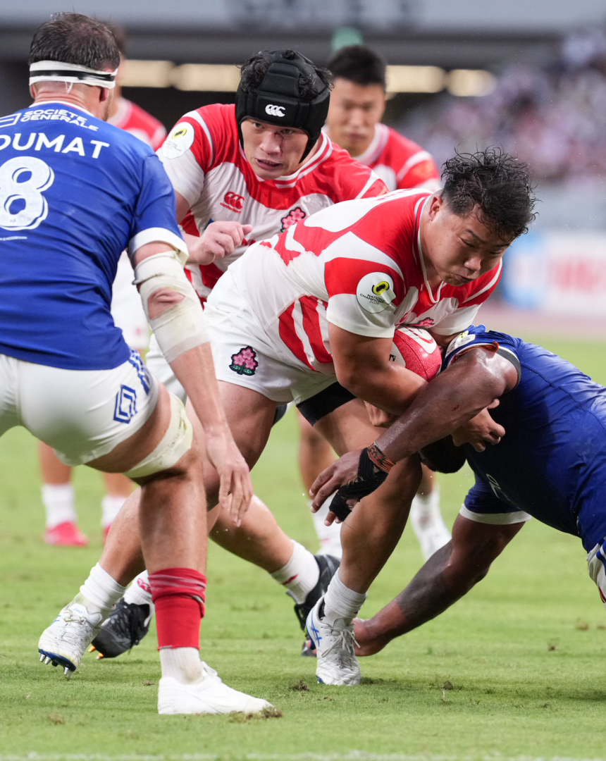 日本対フランス　前半、タックルを受けながら突進する江良颯（撮影・小沢裕）