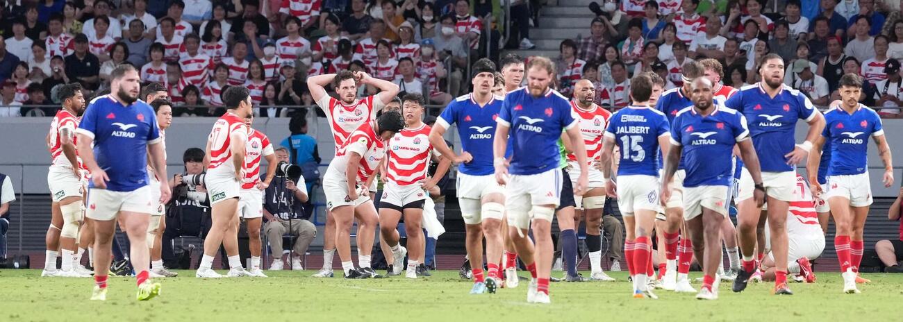 日本対フランス　後半2つ目のトライを許しがっくりする日本の選手たち（撮影・小沢裕）