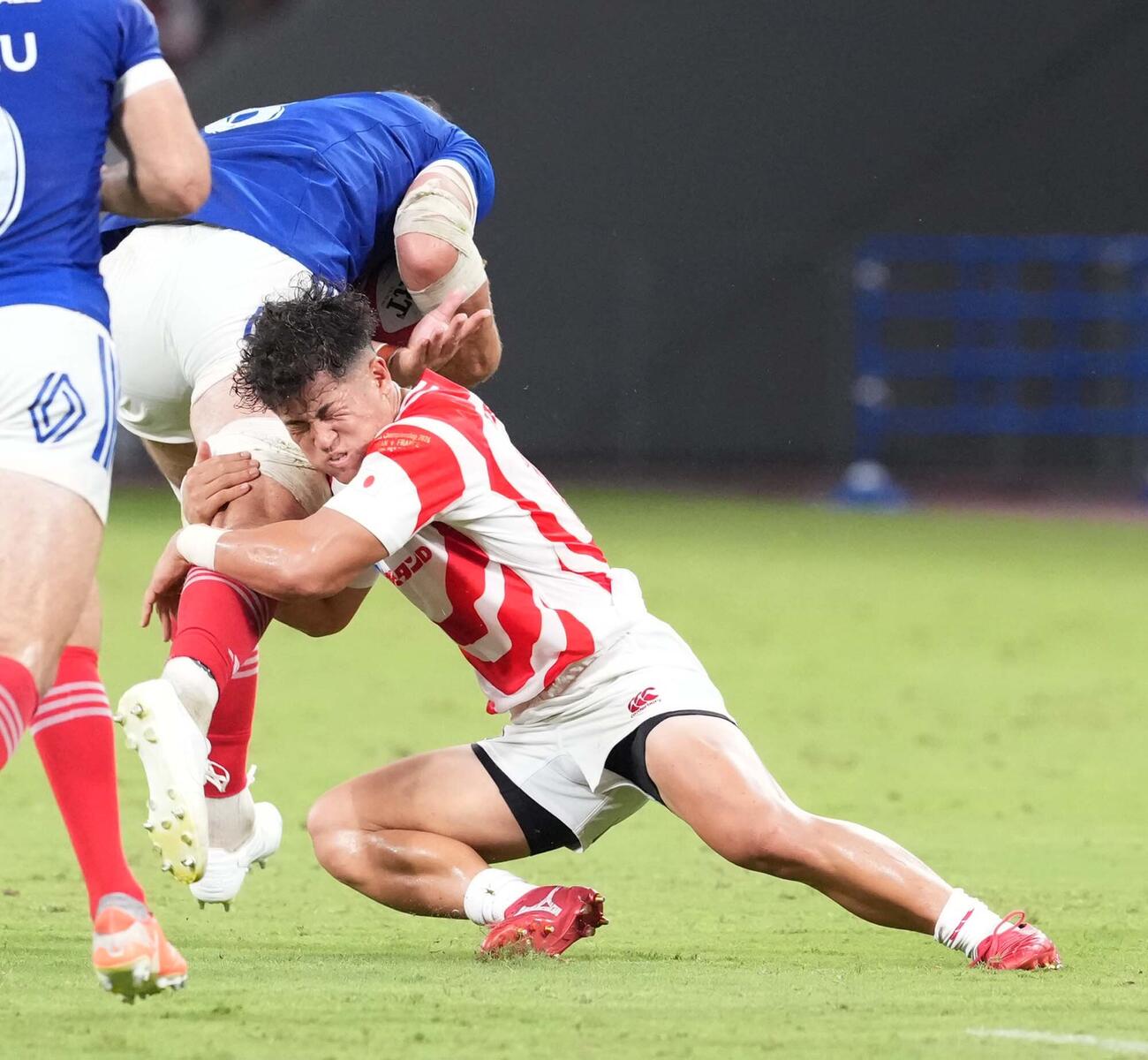 日本対フランス　後半、タックルする伊藤龍之介（撮影・小沢裕）