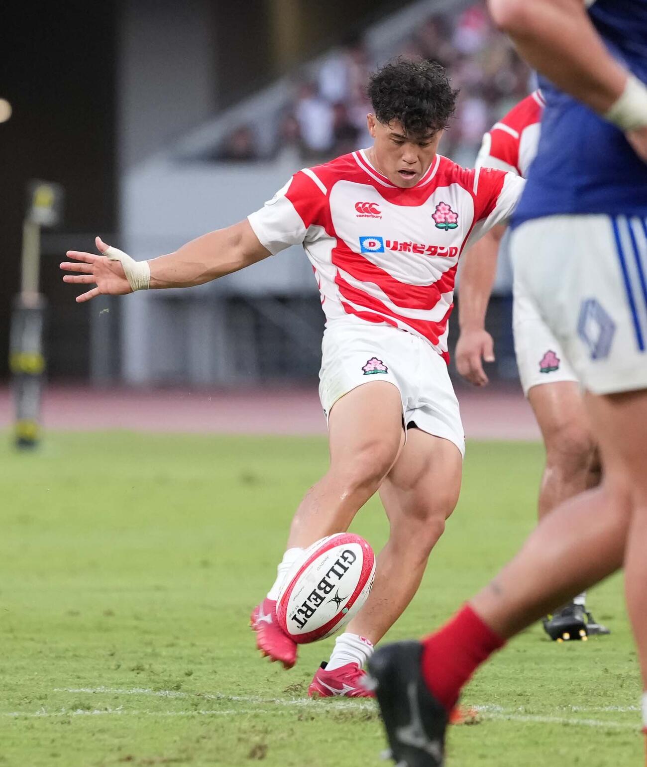 日本対フランス　前半、タッチキックを放つSO伊藤龍之介（撮影・小沢裕）