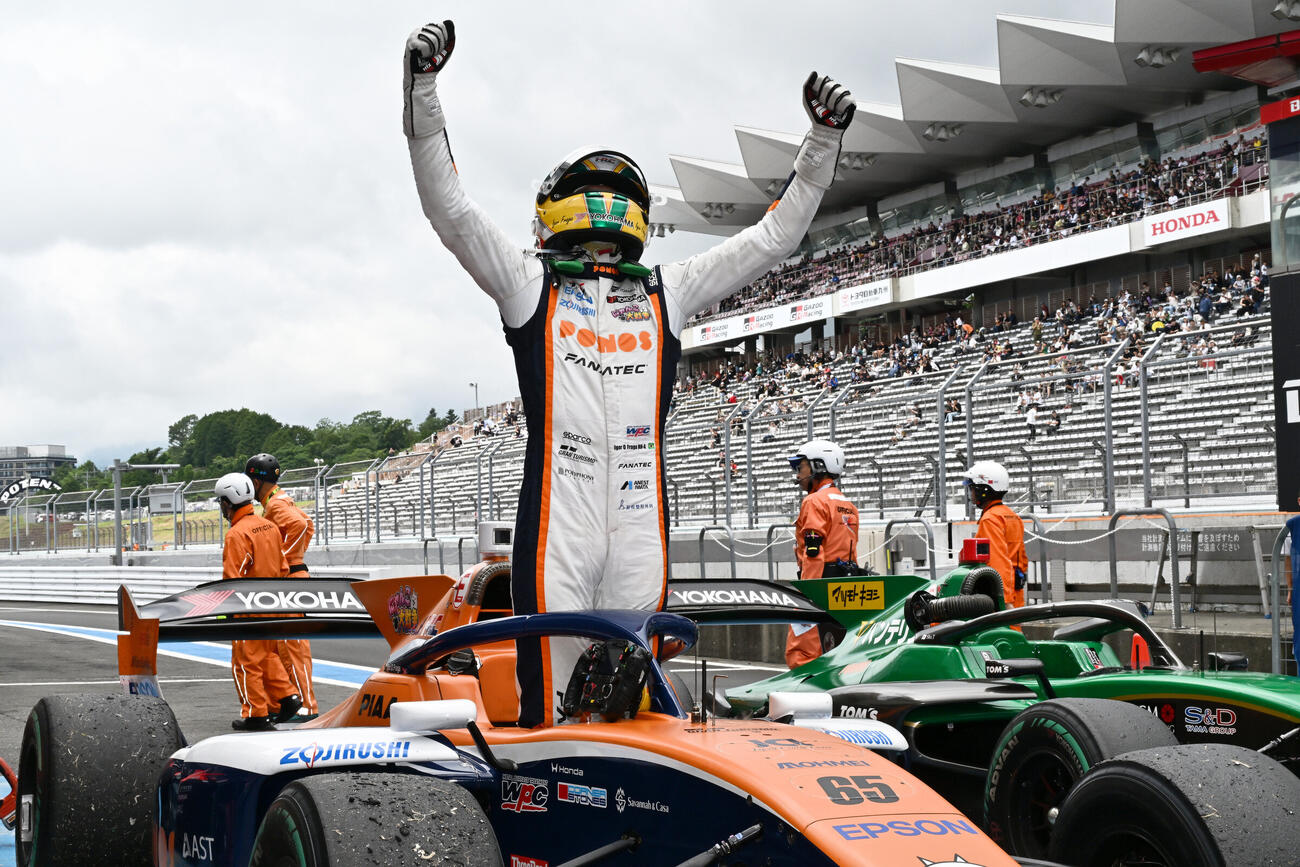 優勝したイゴール・オオムラ・フラガはガッツポーズ（JRP提供）