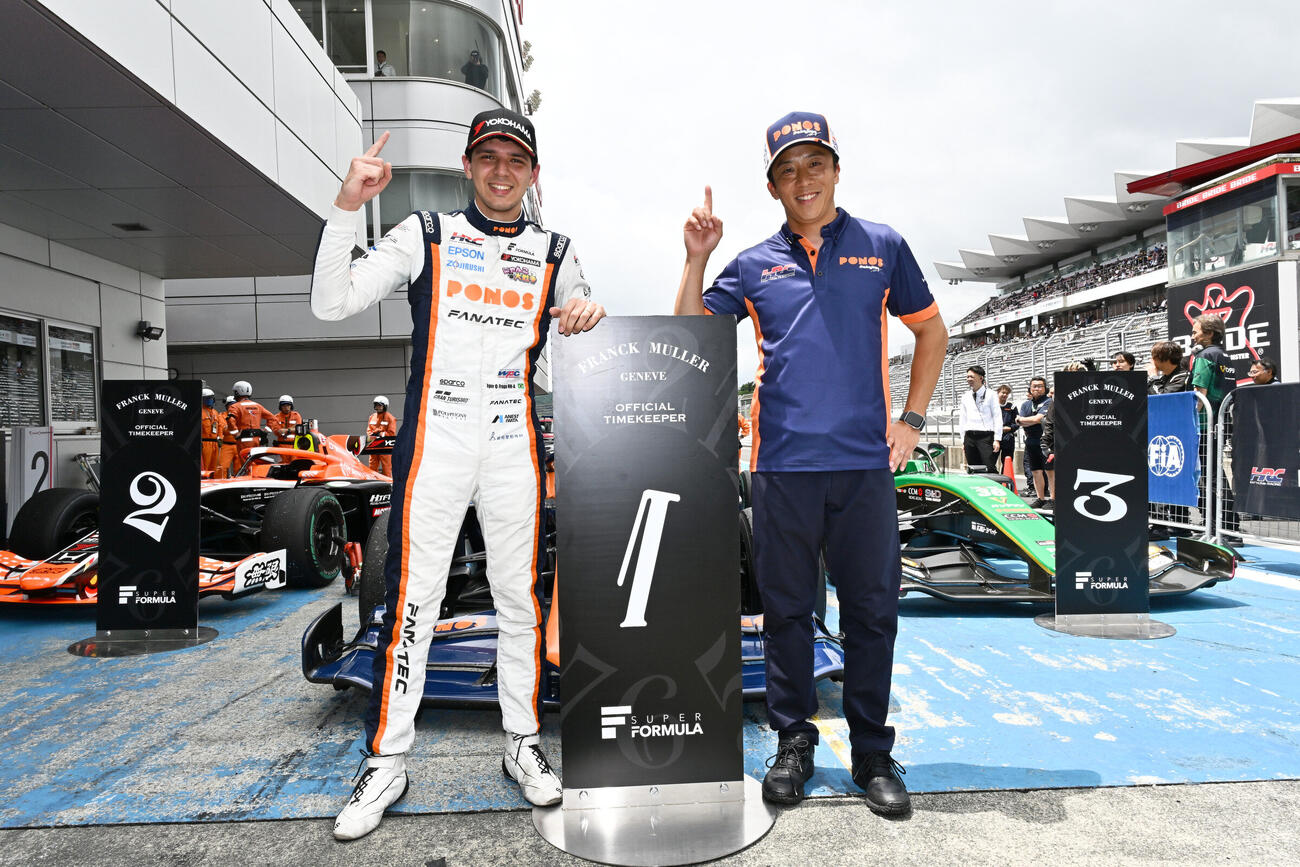 優勝したイゴール・オオムラ・フラガと伊沢拓也チームディレクター（左から＝JRP提供）