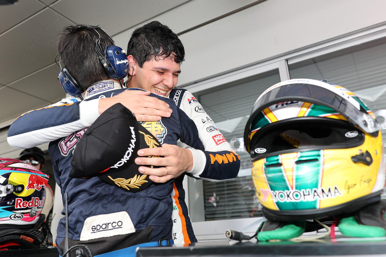 優勝したイゴール・オオムラ・フラガはスタッフと抱き合う（JRP提供）