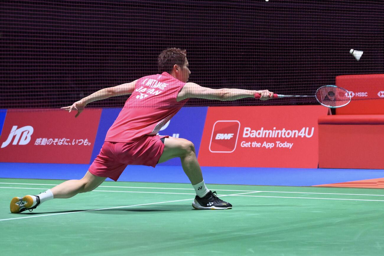 男子シングルス決勝でシャトルを追う渡辺航貴（撮影・滝沢徹郎）