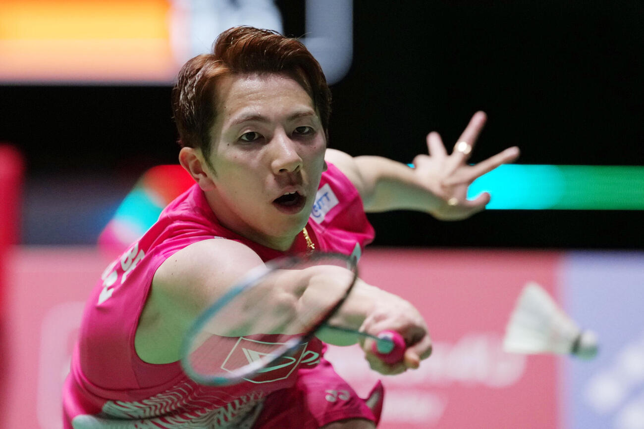 男子シングルス決勝でシャトルを追う渡辺航貴（撮影・滝沢徹郎）