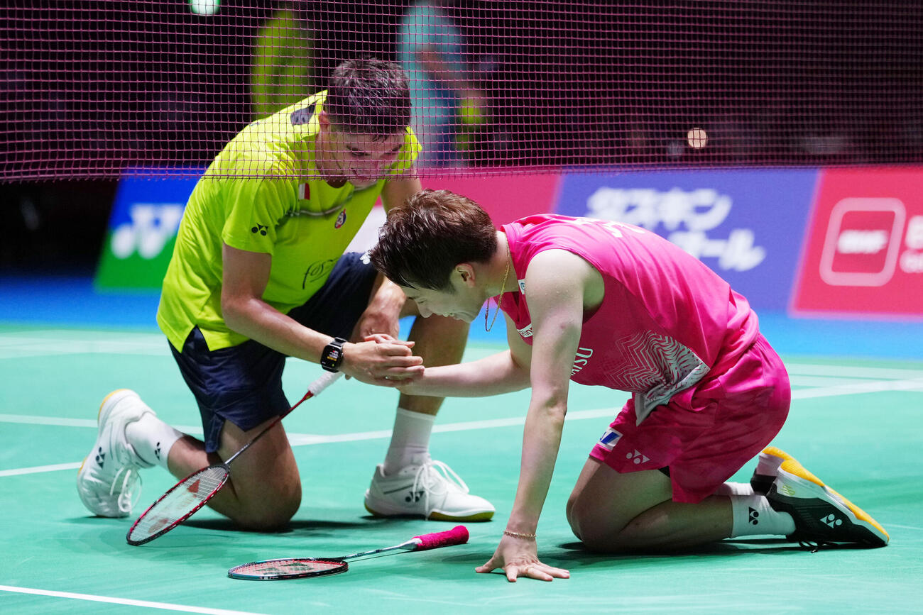 男子シングルス決勝で敗れた渡辺航貴（右）は優勝を決めたフランスのクリスト・ポポフと握手を交わす（撮影・滝沢徹郎）